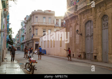 Les enfants cubains à jouer au soccer et au basket-ball dans les rues de la vieille Havane Cuba Banque D'Images