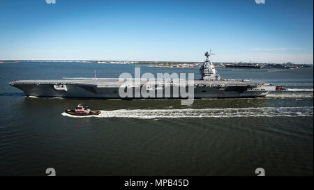 170408-N-WZ792-033 Newport News, Virginie (Avril 08, 2017) l'avenir USS Gerald R. Ford (CVN 78) en cours sur son moteur pour la première fois. La première classe de navire -- le premier porte-avions américain nouveau design en 40 ans -- va passer plusieurs jours à effectuer des essais en mer du constructeur, un test complet de bon nombre des principaux systèmes du navire et des technologies. Banque D'Images