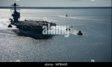 170408-N-WZ792-167 Newport News, Virginie (Avril 08, 2017) l'avenir USS Gerald R. Ford (CVN 78) en cours sur son moteur pour la première fois. La première classe de navire -- le premier porte-avions américain nouveau design en 40 ans -- va passer plusieurs jours à effectuer des essais en mer du constructeur, un test complet de bon nombre des principaux systèmes du navire et des technologies. Banque D'Images