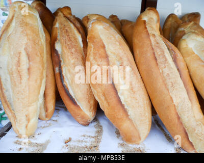 Produits frais, pain traditionnel turc Taze ekmek, à vendre dans un magasin à Marmaris, province de Mugla, Tukey Banque D'Images