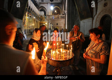 Jérusalem, Israël - 16 mai 2018 : les croyants allument des bougies dans l'église du Saint-Sépulcre à Jérusalem, Israël. Banque D'Images