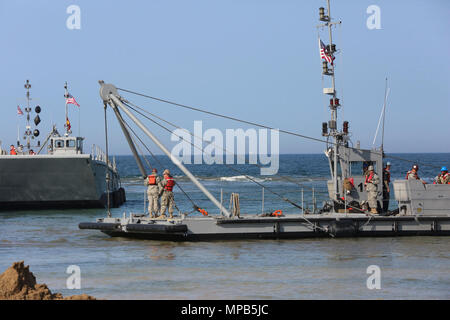 Des soldats du 331 Compagnie de transport (Causeway), 11e bataillon de transport, 7e brigade expéditionnaire de transport - stockage des Trident jetée à Dogu Beach en avril 2017, 7 Pohang. La jetée est une composante de la logistique interarmées sur-le-Shore aspect de l'Exercice Opération Pacific Reach '17 qui aura lieu du 10 au 21 avril. Banque D'Images