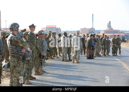 Des soldats du 331 Compagnie de transport (Causeway), 11e bataillon de transport, 7e brigade expéditionnaire de transport - stockage des Trident jetée à Dogu Beach en avril 2017, 7 Pohang. La jetée est une composante de la logistique interarmées sur-le-Shore aspect de l'Exercice Opération Pacific Reach '17 qui aura lieu du 10 au 21 avril. Banque D'Images