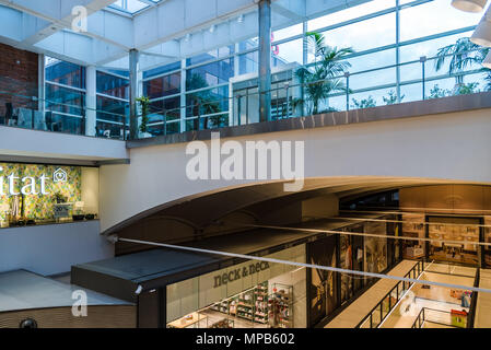 Madrid, Espagne - avril 7, 2018 : vue de l'intérieur de shooping Mall moderne dans la rue Serrano à Madrid Banque D'Images