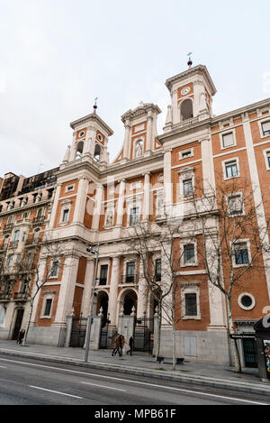 Madrid, Espagne - avril 7, 2018 : église des Jésuites dans la rue Serrano à Salamanca contre jour nuageux. Banque D'Images