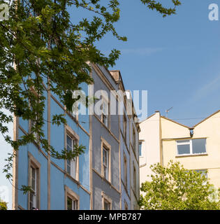 Jolie terrasse maisons peintes. Banque D'Images