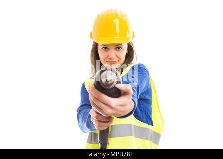 Jeune femme séduisante ingénieur ou architecte à l'aide de la machine de forage comme outil de construction du concept de travail isolé sur fond blanc Banque D'Images