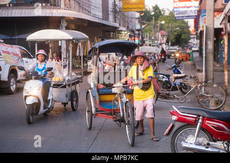 Un vélo Rikscha Taxi à la Tour de l'horloge et du marché dans la ville de Surin en Isan dans le nord-est de la Thaïlande. La Thaïlande, Isan, Surin, Novembre, 2017 Banque D'Images