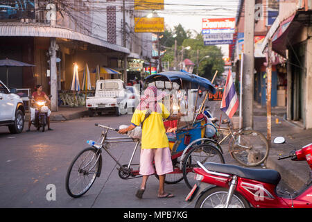 Un vélo Rikscha Taxi à la Tour de l'horloge et du marché dans la ville de Surin en Isan dans le nord-est de la Thaïlande. La Thaïlande, Isan, Surin, Novembre, 2017 Banque D'Images