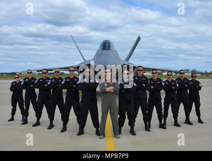 Les membres du 2017 U.S. Air Force F-22 Raptor de l'équipe de démonstration de poser pour un groupe Banque D'Images