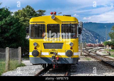 Machines de construction ferroviaire, draisine jaune d'entretien de caténaire debout sur une voie ouverte, juste à l'extérieur de la gare de Nova Gorica, Slovénie, eu Banque D'Images