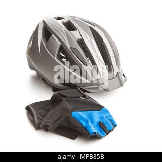 Casque de vélo et gants isolé sur fond blanc. Banque D'Images