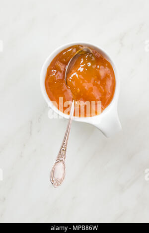 Confiture d'abricot dans un bol de gelée. Vue d'en haut. Banque D'Images