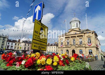 Kelso, Scottish Borders - accueillir le Tour à vélo de la Grande-Bretagne en 2017, maintenant une visite régulière à la ville. Panneau d'avertissement de trafic en place de l'hôtel de ville. Banque D'Images