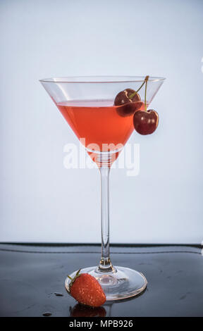 Cocktail rouge dans un verre à Martini Banque D'Images