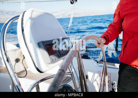 Capitaine de yacht yacht main sur le volant Banque D'Images