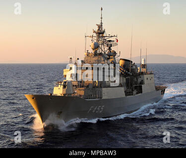 La mer Égée (sept. 4, 2017) HS Salamine (F455) au cours d'un exercice de passage de l'article OTAN (SNMG2) navire amiral HMS Duncan dans la mer Egée. L'OTAN Banque D'Images