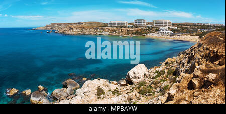 Seashore panorama at Ghajn Tuffieha avec Golden Bay Beach, de Malte, de l'UNION EUROPÉENNE Banque D'Images