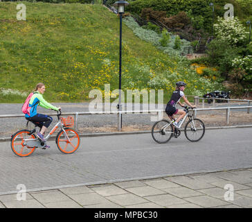 Deux femmes cyclistes équitation le long du Quayside, Newcastle upon Tyne, England, UK Banque D'Images