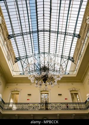 Intérieur du bâtiment du bureau de poste central historique avec plafond de verre et l'immense lustre, Plaza de Armas, Santiago, Chili, Amérique du Sud Banque D'Images