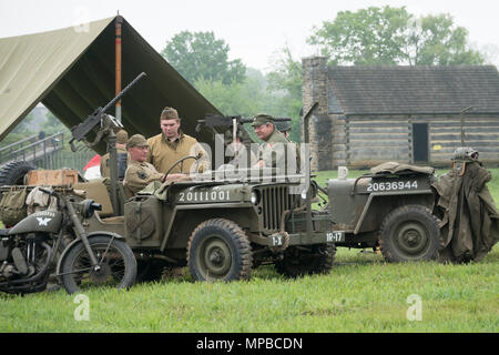 USA Pennsylvania PA Carlisle reenactors pose que la Deuxième Guerre mondiale, deux soldats de l'armée à l'US Army Heritage and Education Center Banque D'Images