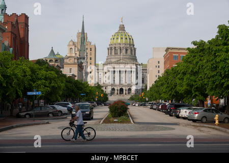 USA Pennsylvania PA Harrisburg à State Street jusqu'à la State Capitol building et son dôme Banque D'Images