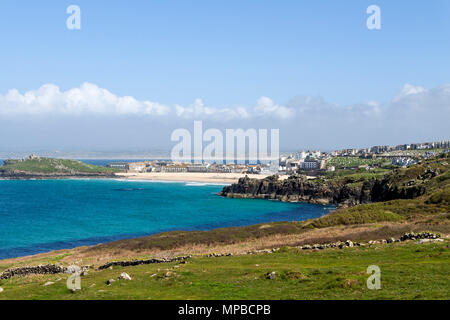 St Ives et plage de Porthmeor du South West Coast Path, St Ives, Cornwall, UK. Banque D'Images