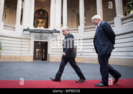 Secrétaire des affaires étrangères Boris Johnson est titulaire d'une rencontre bilatérale avec son homologue argentin, Jorge Faurie, à Buenos Aires, Argentine. Le ministre des affaires étrangères est sur un voyage de cinq jours à l'Amérique latine, où il est aussi visiter le Pérou et le Chili. Banque D'Images