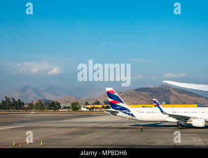 Vue depuis la fenêtre de l'avion, l'aéroport international de Santiago d'avions LATAM sur tablier, avec les nouveaux et les anciens logos des compagnies aériennes, de se joindre à TAM Airlines et Lan Banque D'Images