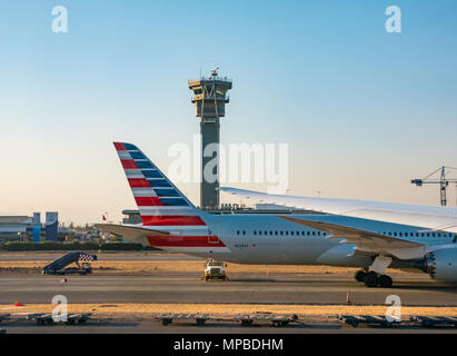 American Airlines Boeing 787 Dreamliner sur avion aéroport aire devant tour de contrôle, l'aéroport international de Santiago, Chili Banque D'Images