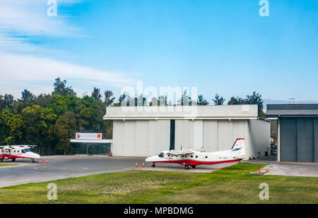 Corpflite la charte de l'hélice n'avions parqués par hangar, Comodoro Arturo Merino Benítez de l'Aéroport International, Santiago, Chili, Amérique du Sud Banque D'Images