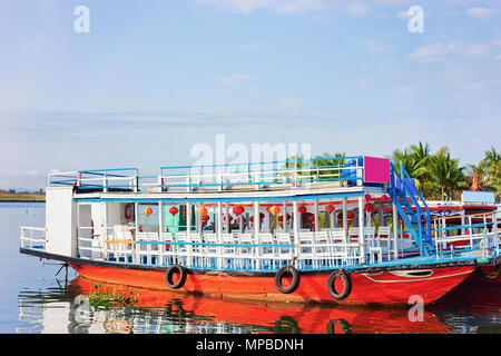 Des bateaux d'excursion à la digue de la rivière Thu Bon à Hoi An, Vietnam Banque D'Images