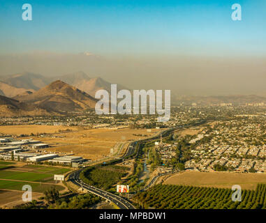 Vue sur Santiago, Chili prises à partir d'un avion au-dessus, avec Costanero Norte expressway et une couche de smog et de la pollution de l'air Banque D'Images