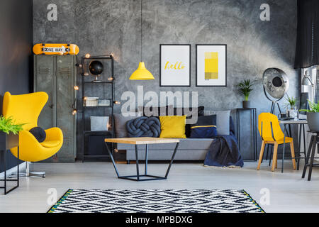Décor jaune et accents dans cette chambre moderne intérieur pour adolescent Banque D'Images