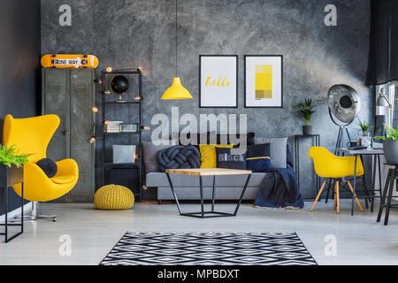 Accessoires jaune canari à la mode dans cette chambre contemporaine pour teenage boy Banque D'Images