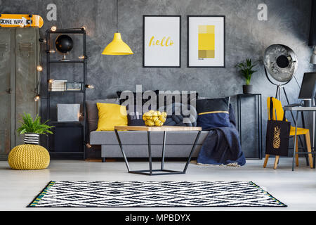 L'adolescent optimiste avec mur gris, meubles et accents jaune Banque D'Images