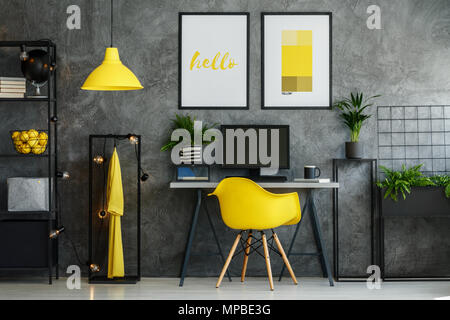 Gris Jaune intérieur inspiration pour cet appartement de style loft industriel Banque D'Images