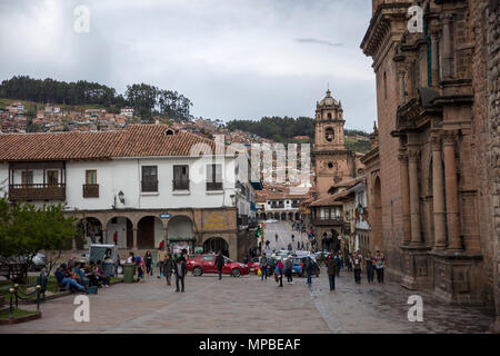 CUSCO, PÉROU - le 5 janvier 2018 : personnes non identifiées dans la rue de Cusco, Pérou. l'ensemble de la ville de Cusco a été désigné site du patrimoine mondial de l'UNESCO Banque D'Images