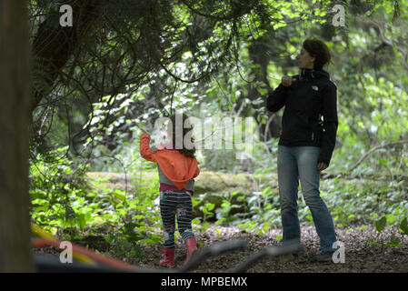 Les enfants à l'École de la forêt - Nature Tots, dans la forêt, Iken East Sussex. Banque D'Images