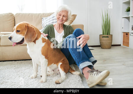 Happy Senior Couple avec chien à la maison Banque D'Images