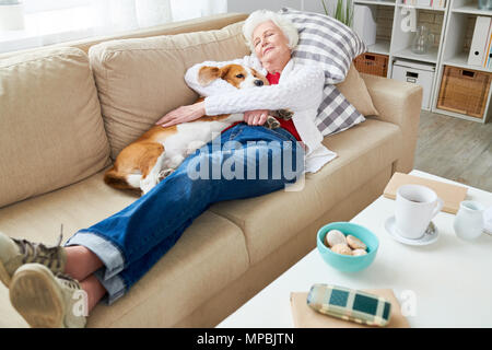 Pan Senior Woman with Dog Banque D'Images