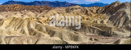 Bandlands - une vue panoramique midi de collines érodées et coloré, ravins et canyons dans les badlands de la Death Valley National Park, CA, USA. Banque D'Images