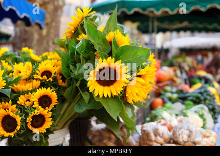 Marché de producteurs en France avec des légumes et des tournesols. Banque D'Images