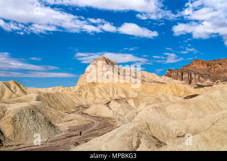 Randonnée dans le Canyon du désert - Golden Canyon, à la base de Manly Beacon, est une randonnée à pied dans la région de Death Valley National Park, California, USA. Banque D'Images