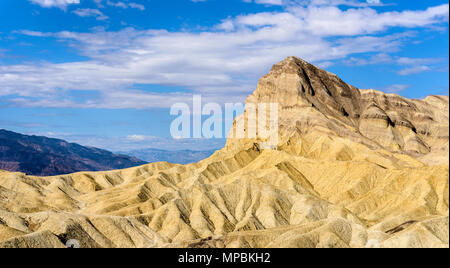 Manly Beacon - une vue panoramique de face sud de Manly Beacon et couches de roches environnantes par une belle journée de Death Valley National Park. Banque D'Images