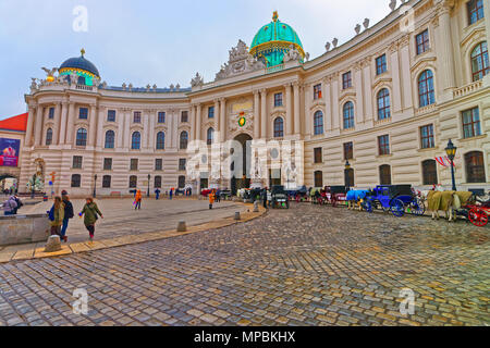 Vienne, Autriche - 31 août 2013 : les touristes à Saint Michael Aile de la Hofburg, Vienne, Autriche. Banque D'Images