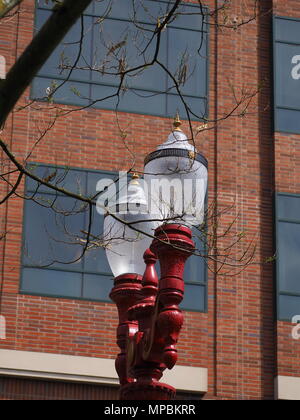 Rouge feu décoratif chinois post contre l'édifice de verre et de brique, vieille ville de Portland Chinatown Banque D'Images