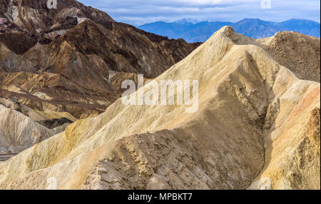 Spring Desert Hills - matin soleil sur des pierres d'érosion et coloré et les crêtes des collines de boue dans les badlands de la Death Valley National Park, États-Unis Banque D'Images