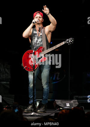 West Palm Beach, FL - 3 juillet : Kip Moore effectue pendant les sons de tournée d'été à Coral Sky Amphitheatre West Palm Beach, Floride, le 3 juillet 2015. Photo par Aaron Gilbert / MediaPunch Banque D'Images