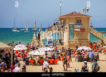 TEL AVIV, ISRAËL. 19 avril, 2018. Les touristes et les nageurs au fameux Tel Aviv le Geula Beach avec un safe guard Beach Park. Baywatch tower de la Garde côtière canadienne Banque D'Images